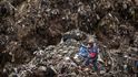 Sedmašedesátiletý Guatemalec Thomas Perez Hernandez prohledává dno největší skládky v metropoli Guatemale, nazývané místními lidmi "důl" - snaží se najít kovový odpad. Do hromad odpadu mezi nimiž proudí voda ze stok se denně noří stovky lidí. Snaží se vybrat kovový šrot, který chtějí následně zpeněžit. Jejich činnosti, která je extrémně nebezpečná, se říká "dolování". Chudí Guatemalci se však nebojí ani sesuvů půdy a odpadků, které je mohou zasypat. Mohou si totiž za den přijít na asi 150 quetzalů (20 dolarů), bezmála na dvojnásobek minimální denní mzdy zaměstnanců.