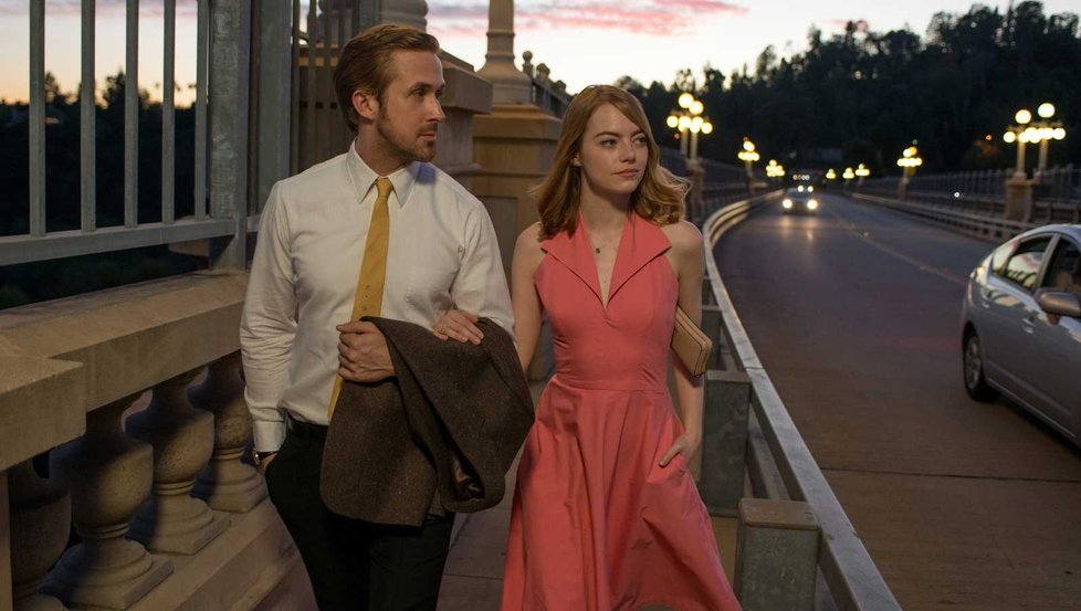 Ryan Gosling a Emma Stone (32) v oscarovém snímku La La Land.