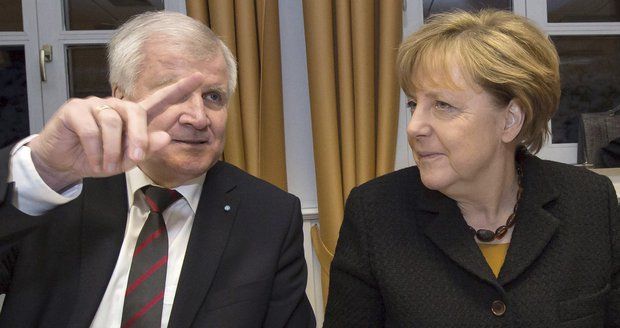 Bavoři už mají uprchlíků „zu viel“. Merkelová s jejich lídrem v dopise vymetla