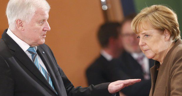 Záchvat mezi poslanci. Kritik Merkelové zkolaboval, když mluvil o uprchlících