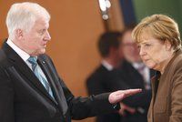 Záchvat mezi poslanci. Kritik Merkelové zkolaboval, když mluvil o uprchlících