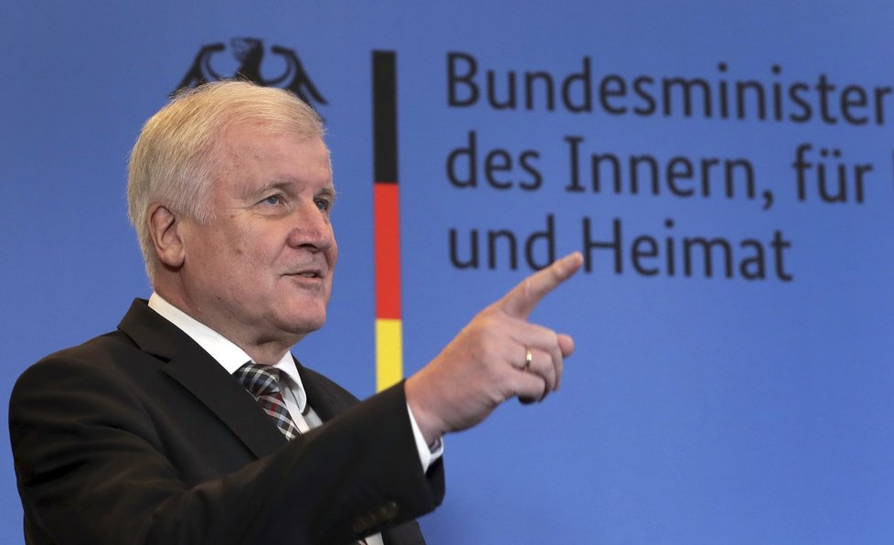 Předseda bavorské CSU Horst Seehofer končí ve své funkci.