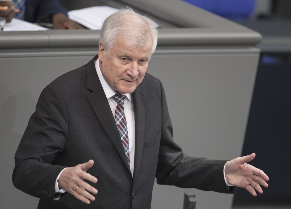 Předseda bavorské CSU Horst Seehofer končí ve své funkci.