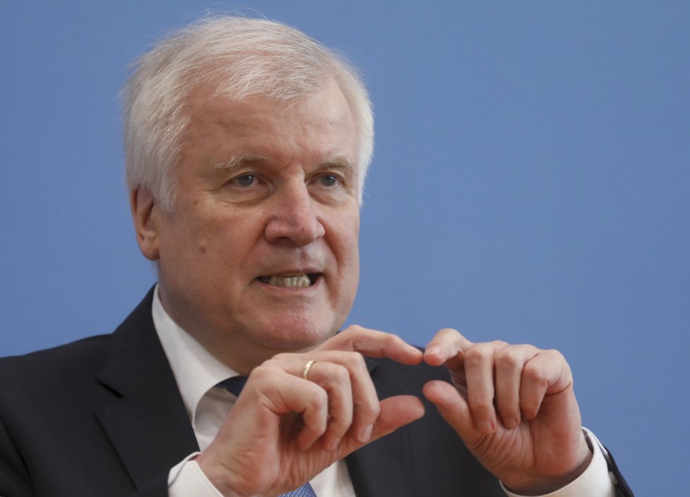 Předseda bavorské CSU Horst Seehofer končí ve své funkci.