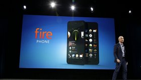 Šéf Amazonu Jeff Bezos představuje telefon Fire Phone