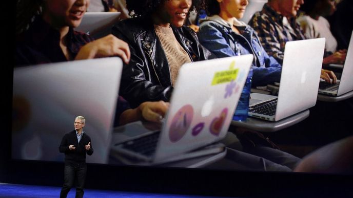 Šéf Applu Tim Cook představuje nový MacBook