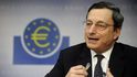 Bývalý šéf Evropské centrální banky Mario Draghi se může stát novým italským premiérem v úřednickém kabinetu. Řím tak chce dočasně vyřešit současnou vládní krizi.