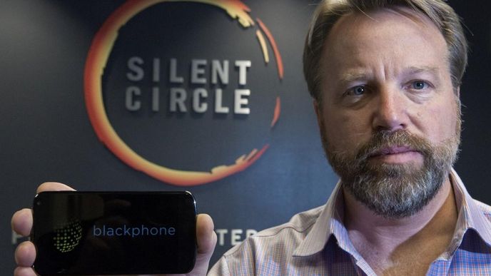 šéf firmy Silent Circle Phil Zimmermann s novým telefonem Blackphone (Profimedia.cz)