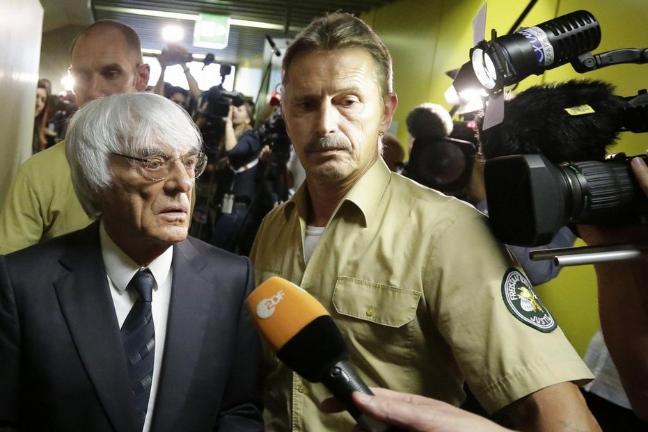Šéf formule 1 Bernie Ecclestone odchází od soudu v Mnichově