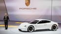 Šéf koncernu Volkswagen Matthias Müller představuje ještě jako ředitel Porsche koncept Mission E