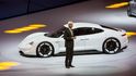 Šéf koncernu Volkswagen Matthias Müller představuje ještě jako ředitel Porsche koncept Mission E