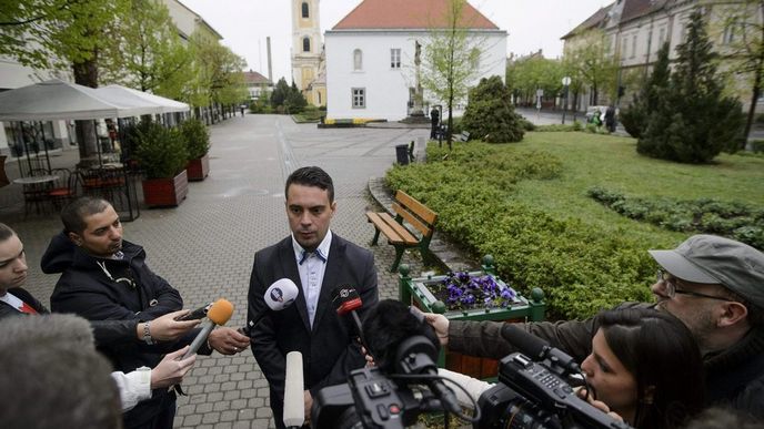 Šéf maďarské nacionalistické strany Jobbik Gábor Vona v centru pozornosti novinářů