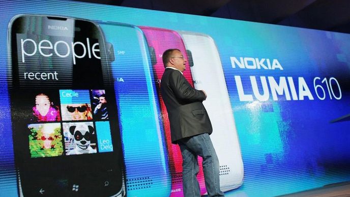 Šéf Nokie Stephen Elop a model Lumia 610