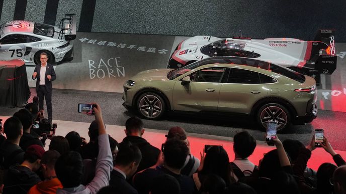 Šéf Porsche China Alexander Pollich uvádí nový model Cayenne pro čínský trh na Pekingském autosalonu Šéf Porsche China Alexander Pollich uvádí nový model Cayenne pro čínský trh na Pekingském autosalonu