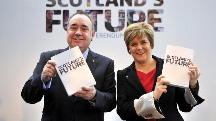 Šéf skotské vlády Alex Salmond a jeho vicepremiérka Nicola Sturgeon představují knihu Budoucnost Skotska