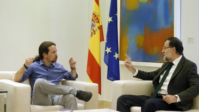 Šéf španělských lidovců Mariano Rajoy při prvním povolebním vyjednávání s předsedou levicové strany Podemos Pablem Iglesiasem