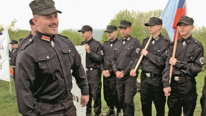 Šéf LSNS Marian Kotleba se před lety rád ukazoval v uniformě, která hodně připomínala stejnokroj Hlinkovy gardy.
