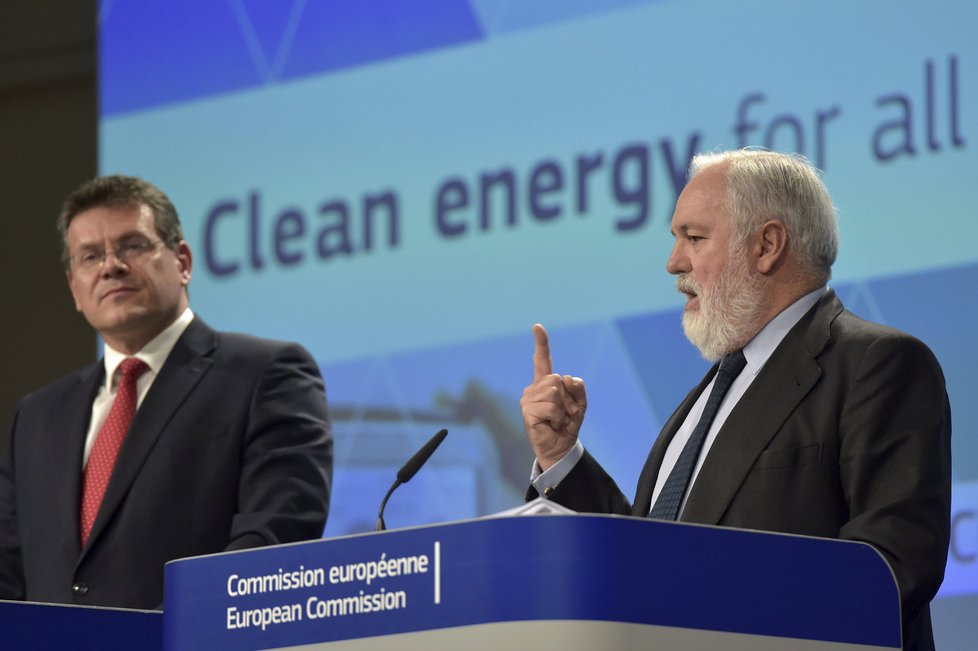 Maroš Šefčovič a Arias Canete představují zimní energetický balíček