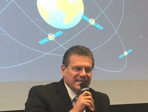 Maroš Šefčovič, slovenský eurokomisař pro energetickou unii a mobilitu, v Praze v sídle GSA představil priority EU v oblasti satelitní navigace.