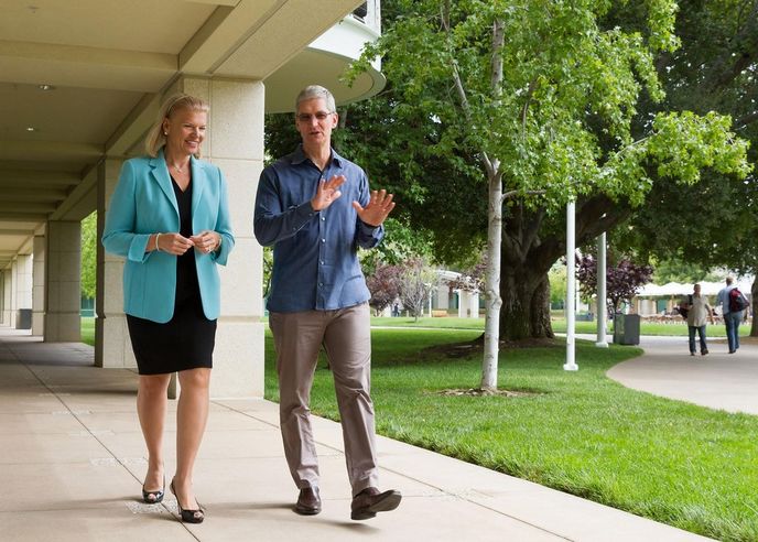 Šéfka IBM Virginia Rometty a šéf Applu Tim Cook.