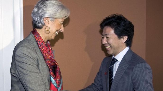 Šéfka MMF Christine Lagardeová s japonským ministrem financí Junem Azumim