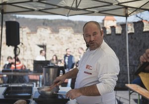 Petr Erin Kováč během kuchařské show na slavnostech na hradě Veveří