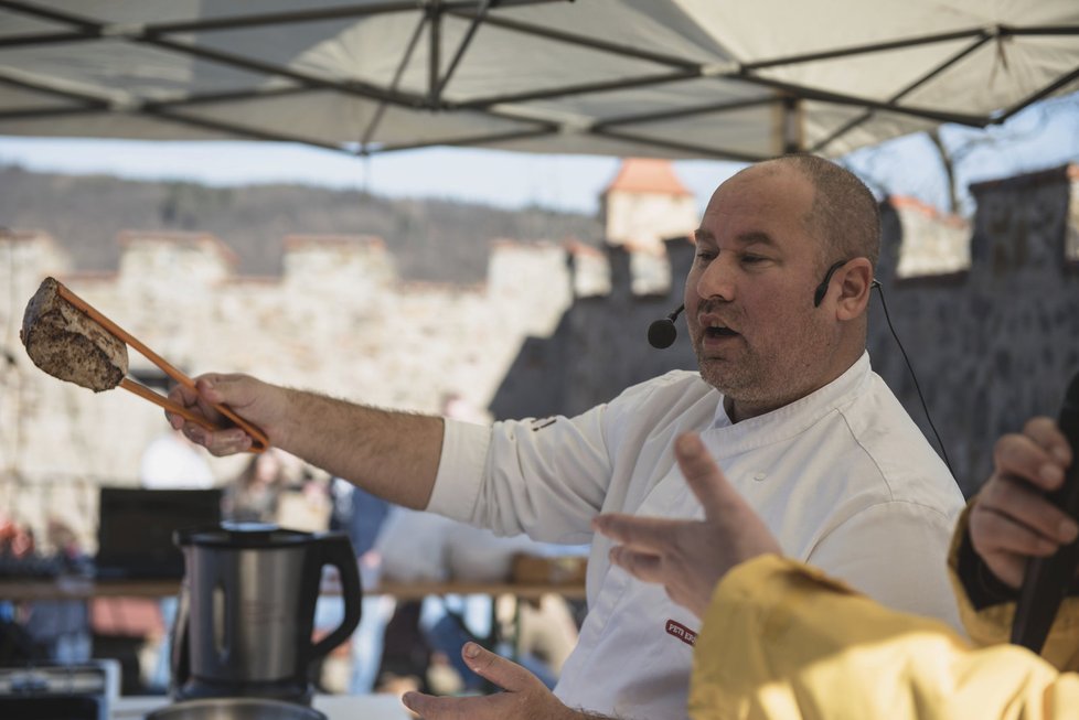 Petr Erin Kováč během kuchařské show na slavnostech na hradě Veveří
