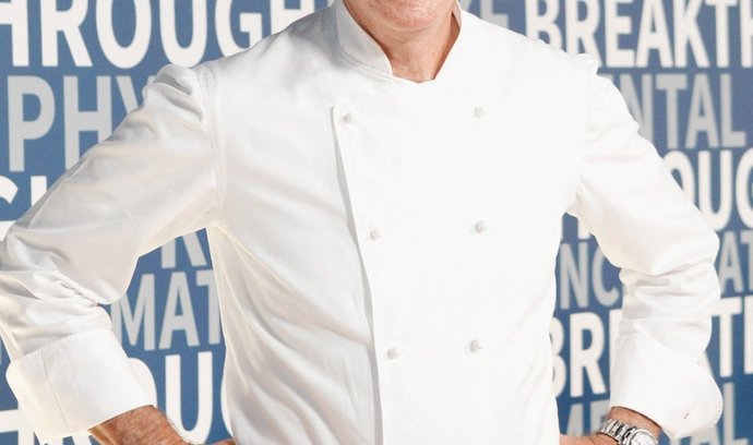 Americký šéfkuchař Thomas Keller má majetek v hodnotě 2,7 miliardy korun. Kariéru začal v mámině restaurace a postupně se vypracoval až na jednoho z nejlepších šéfkuchařů. Na kontě má i několik ocenění, například jmenování nejlepším kuchařem v Kalifornii v roce 1996 a nejlepším kuchařem v Americe v roce 1997.