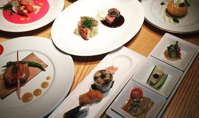 Japonský šéfkuchař Nobu Matsuhisa má jmění v hodnotě přibližně 4,17 miliardy korun a známý je především svou fúzní kuchyní japonských jídel a peruánských ingrediencí.