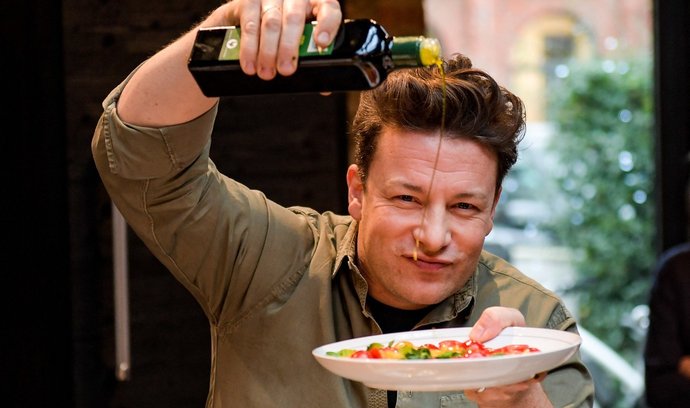 Britský šéfkuchař Jamie Oliver má majetek v hodnotě přibližně 8,3 miliardy korun. Známý je především díky televizním show, na svědomí má ale i několik kuchařských bestsellerů. I přesto však zůstává pokorný.