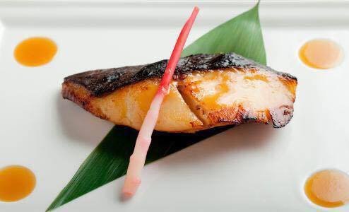 Japonský šéfkuchař Nobu Matsuhisa má jmění v hodnotě přibližně 4,17 miliardy korun a známý je především svou fúzní kuchyní japonských jídel a peruánských ingrediencí.