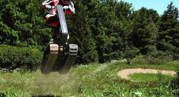 Pásový trhač: kříženec segwaye, tanku a skateboardu