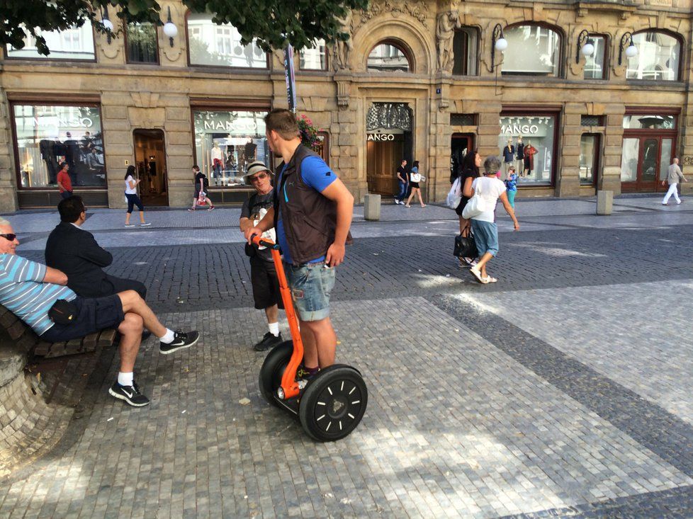 Asociace segwayů chce žalovat Prahu za zákaz segwayů.