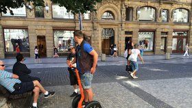 I přes zákaz se po Praze stále prohánějí desítky segwayů. Magistrát stále nevyřídil povolení k umístění značení.