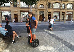 Strážníci za víkend pochytali 16 lidí na segwayích. Pokuta je až 2000.