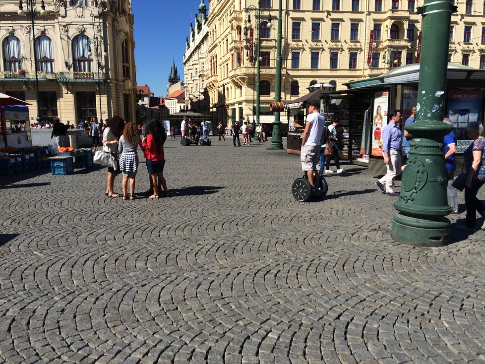 Segwaye do centra Prahy stále nesmí. V zakázaném území je střídají koloběžky.