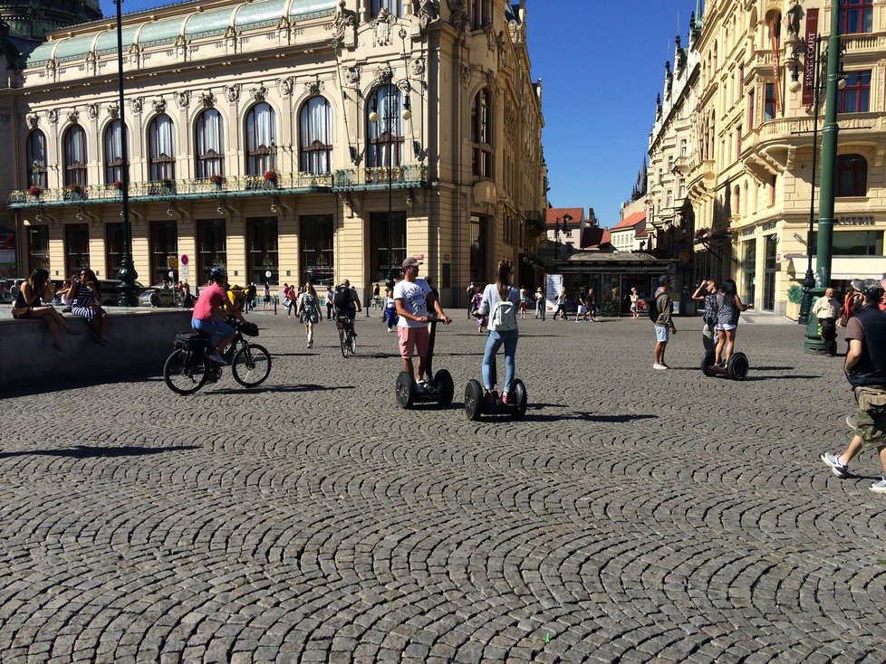 Asociace segwayů chce žalovat Prahu za zákaz segwayů.