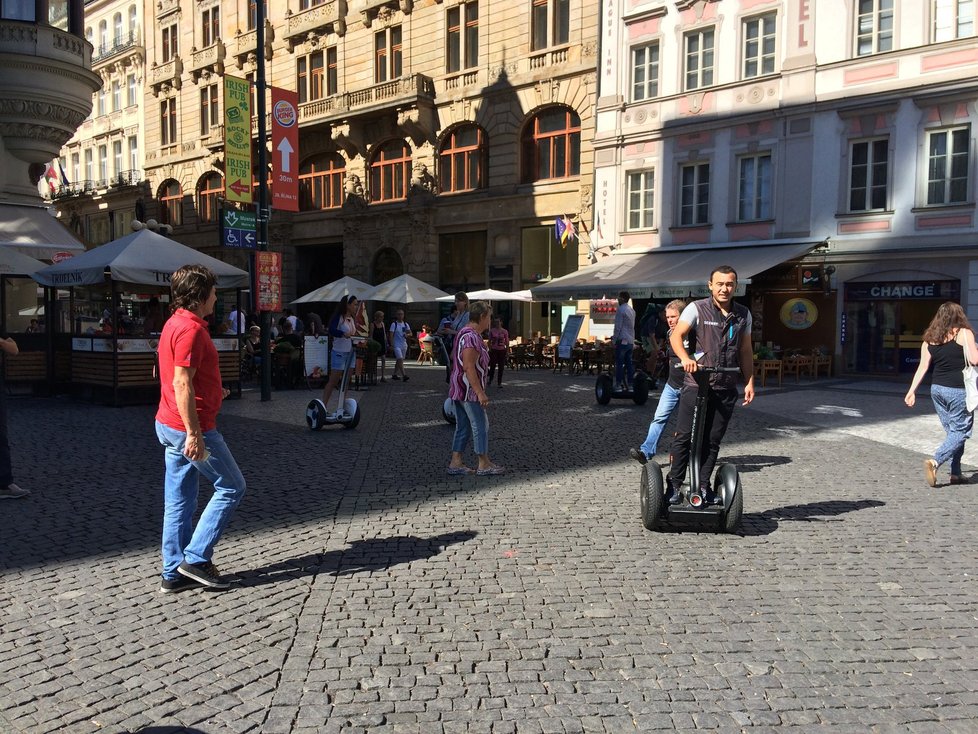 Segwaye do centra Prahy stále nesmí. V zakázaném území je střídají koloběžky.