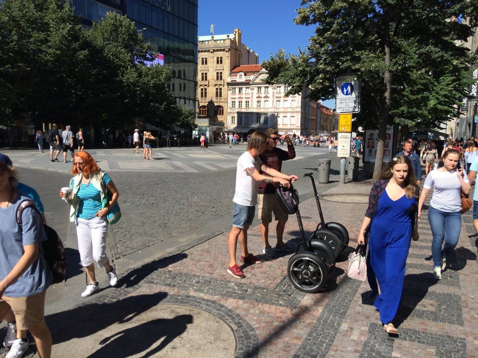 Segwaye do centra Prahy stále nesmí. V zakázaném území je střídají koloběžky.