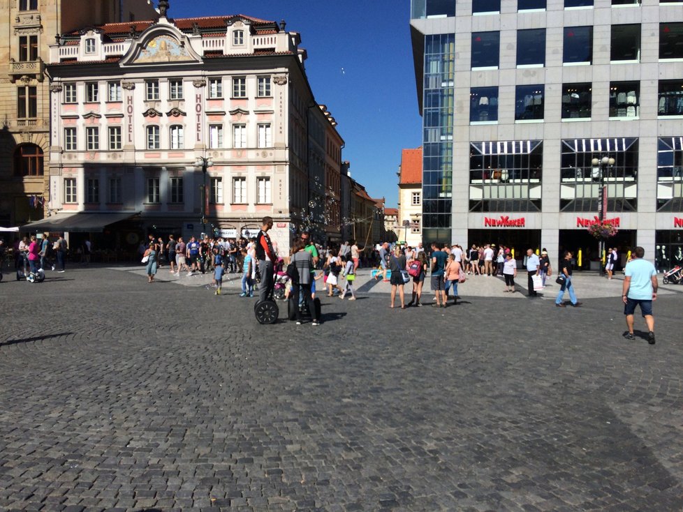 Na segwayi už se turisté centrem Prahy prohánět nemohou.