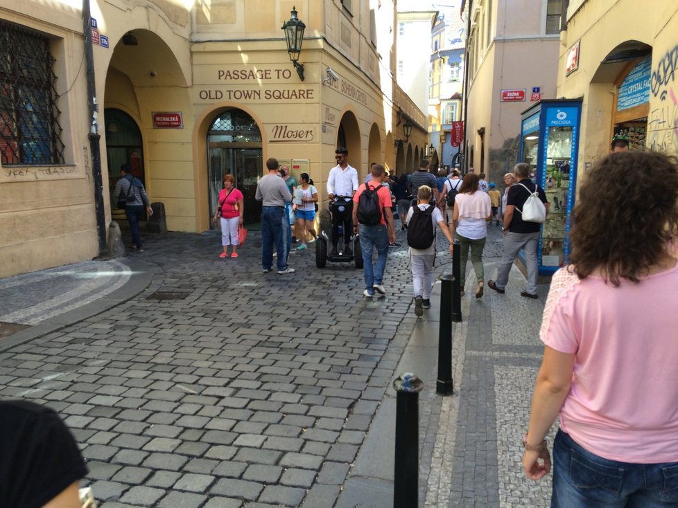 Na segwayi už se turisté centrem Prahy prohánět nemohou.