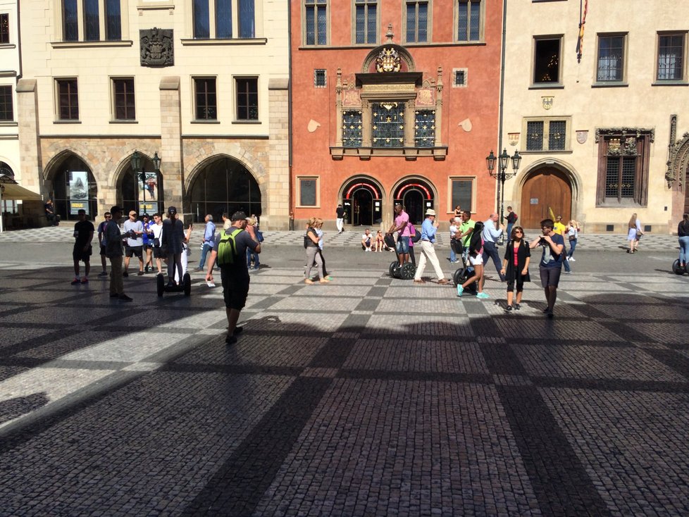 I přes zákaz se po Praze stále prohánějí desítky segwayů. Magistrát stále nevyřídil povolení k umístění značení.