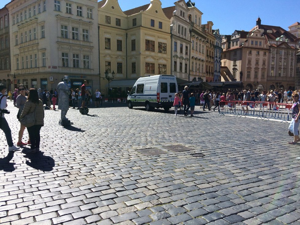 Na segwayi už se turisté centrem Prahy prohánět nemohou.