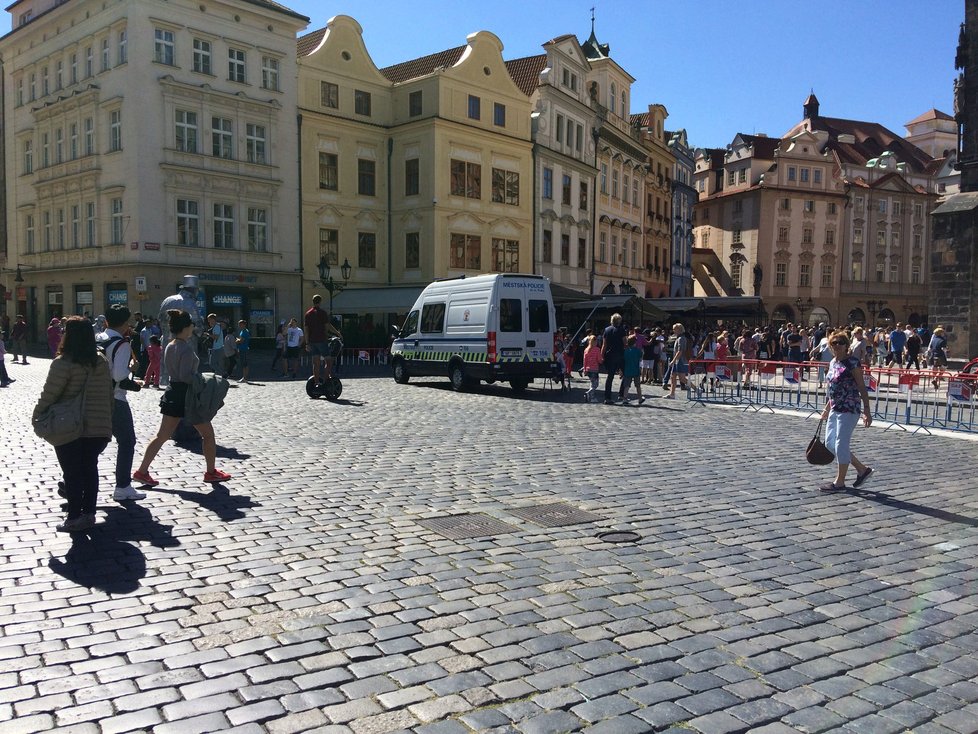 I přes zákaz se po Praze stále prohánějí desítky segwayů. Magistrát stále nevyřídil povolení k umístění značení.