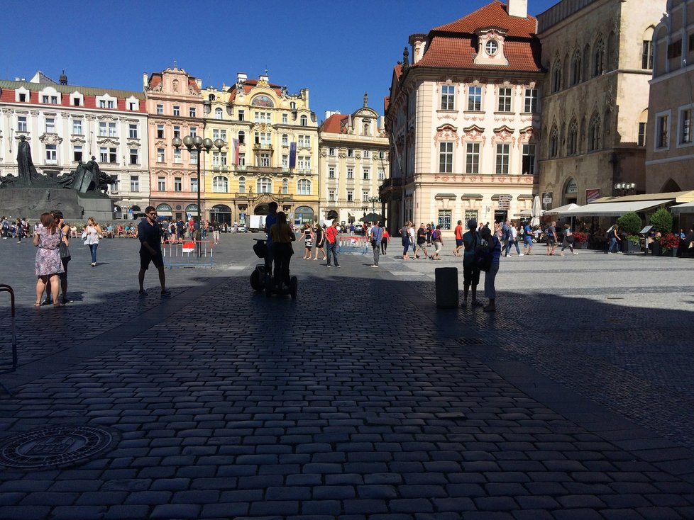 Na segwayi už se turisté centrem Prahy prohánět nemohou.