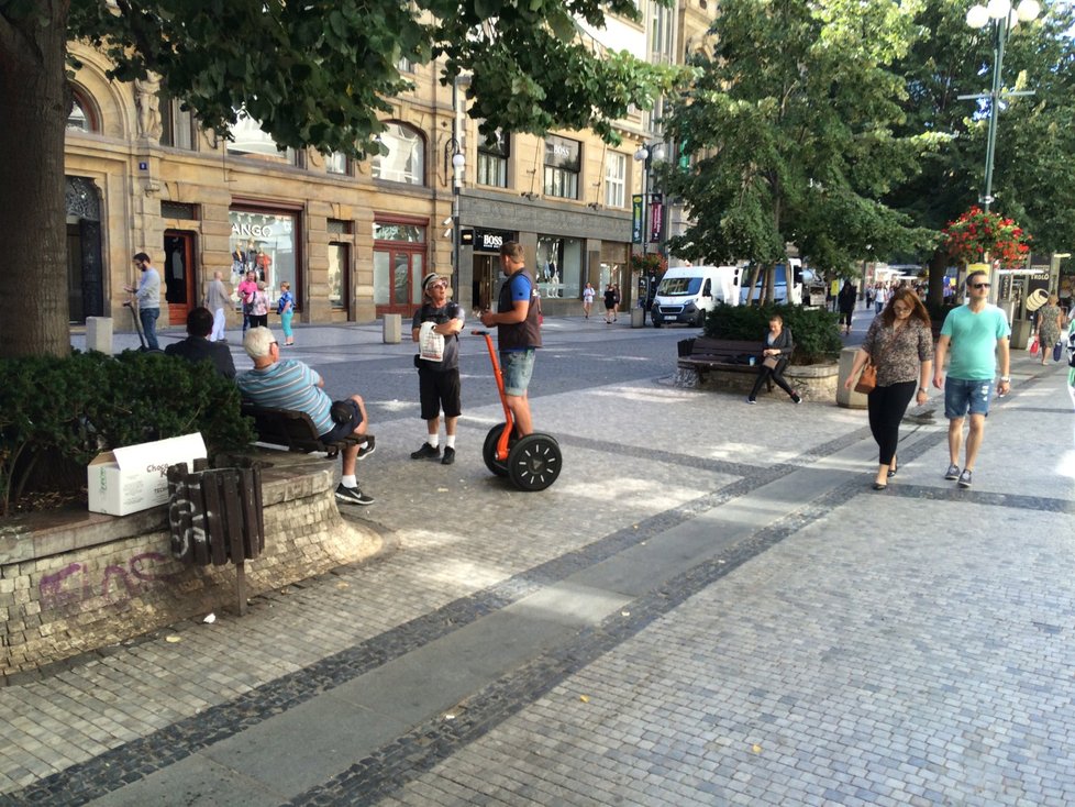 Asociace segwayů chce žalovat Prahu za zákaz segwayů.