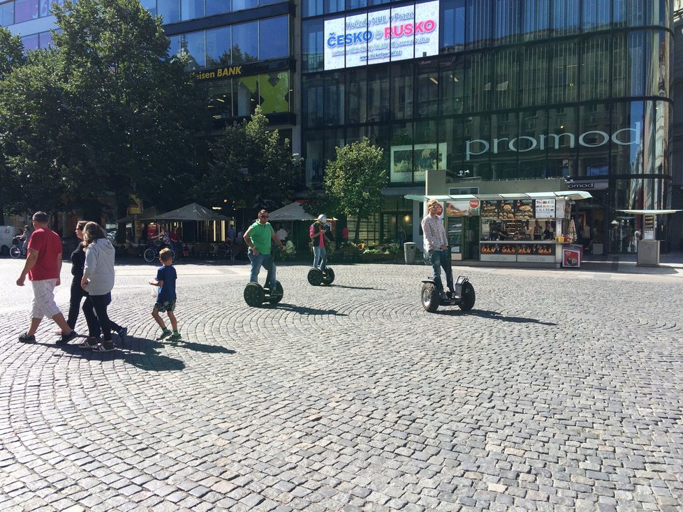 Na segwayi už se turisté centrem Prahy prohánět nemohou.