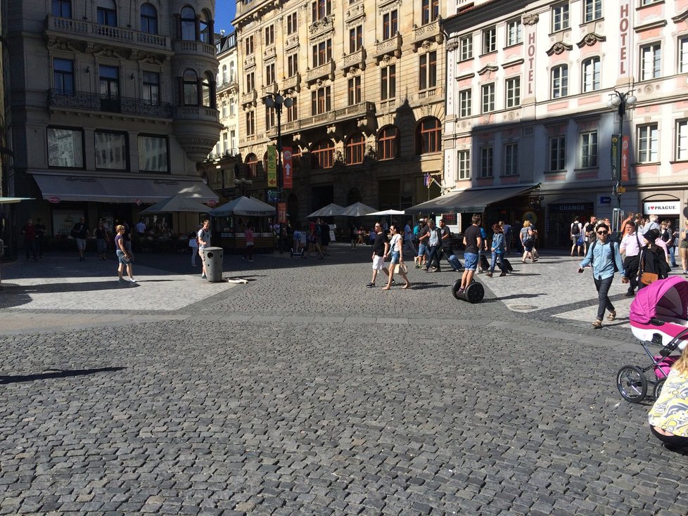 Na segwayi už se turisté centrem Prahy prohánět nemohou.