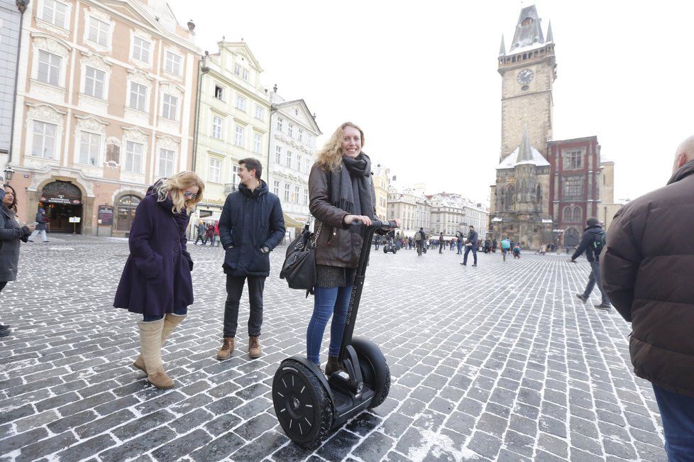 Segwaye do centra Prahy stále nesmí. V zakázaném území je střídají koloběžky.