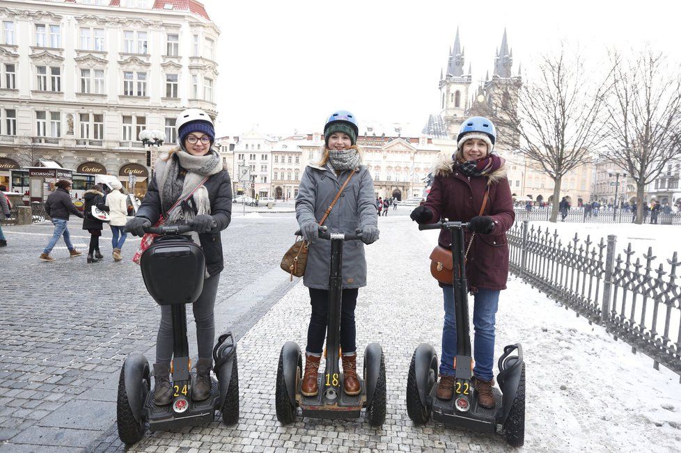 Na segwayi už se turisté centrem Prahy prohánět nemohou.